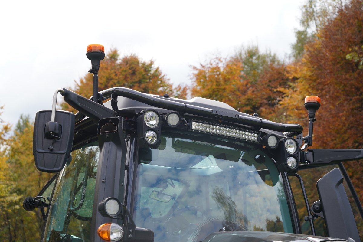 la cabina forestale del Valtra N155 prevede barre di protezione e illuminazione led